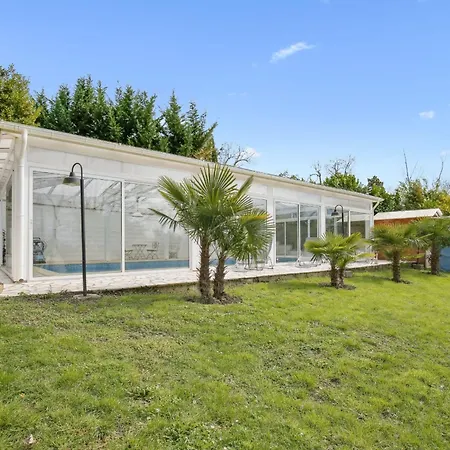 House With A Swimming Pool 30 Minutes From Paris 3*